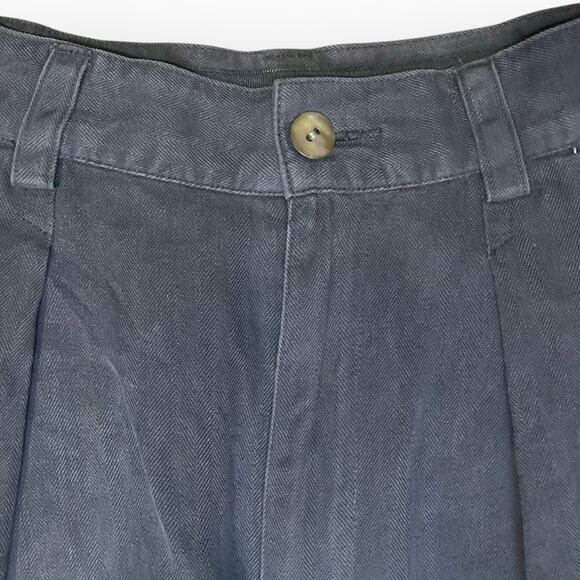 Tommy Bahama women’s silk shorts, size 10 gray sand washed silk pleat front - Picture 3 of 10